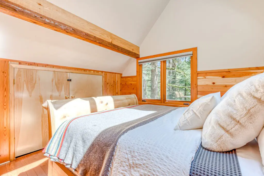 Luxe compound with private sauna, hot tub, rec house & fireplace