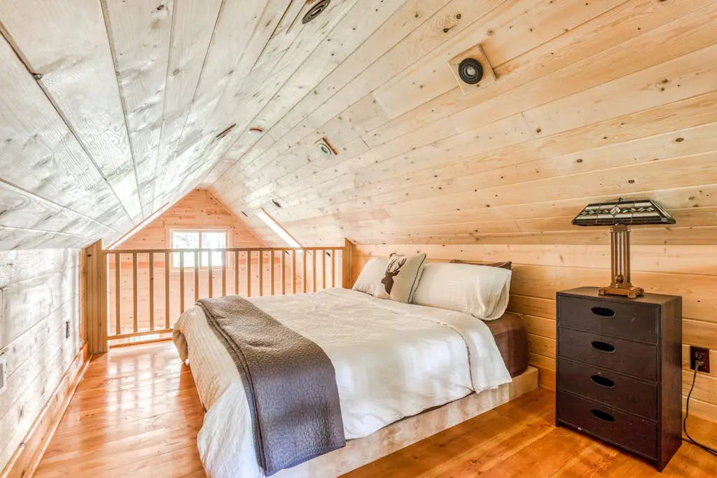 Luxe compound with private sauna, hot tub, rec house & fireplace