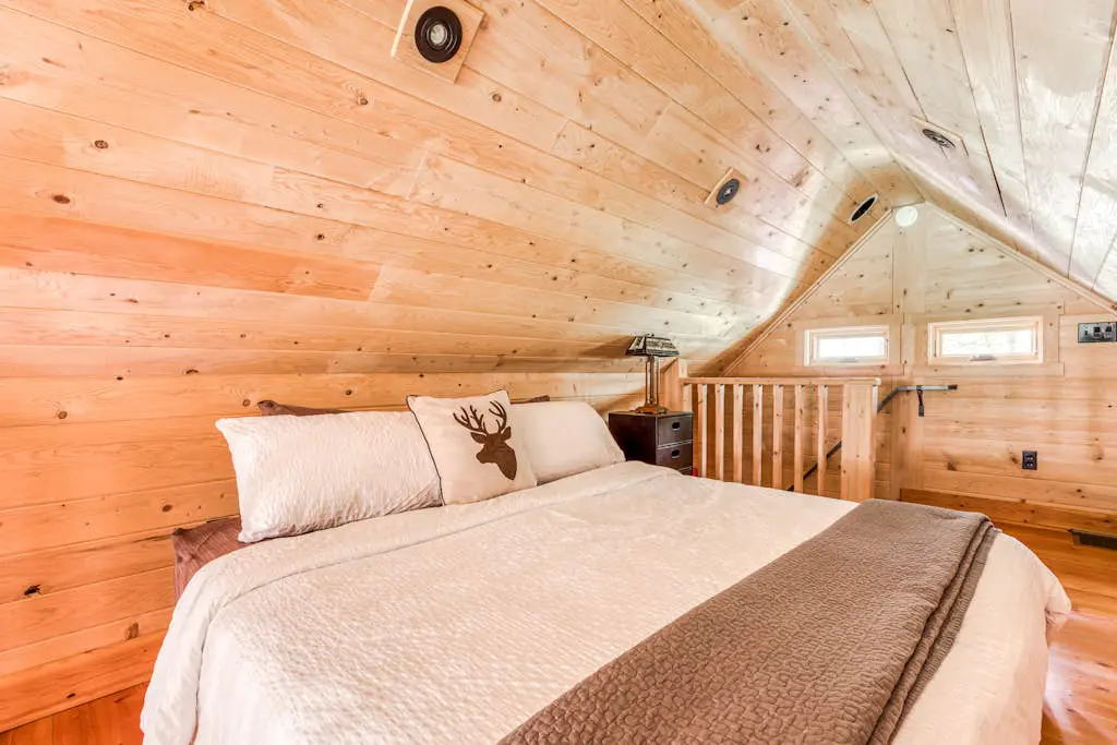 Luxe compound with private sauna, hot tub, rec house & fireplace