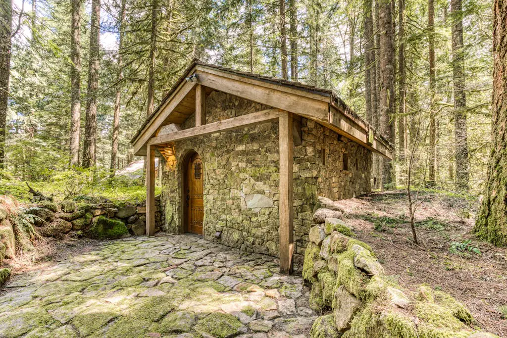 Luxe compound with private sauna, hot tub, rec house & fireplace