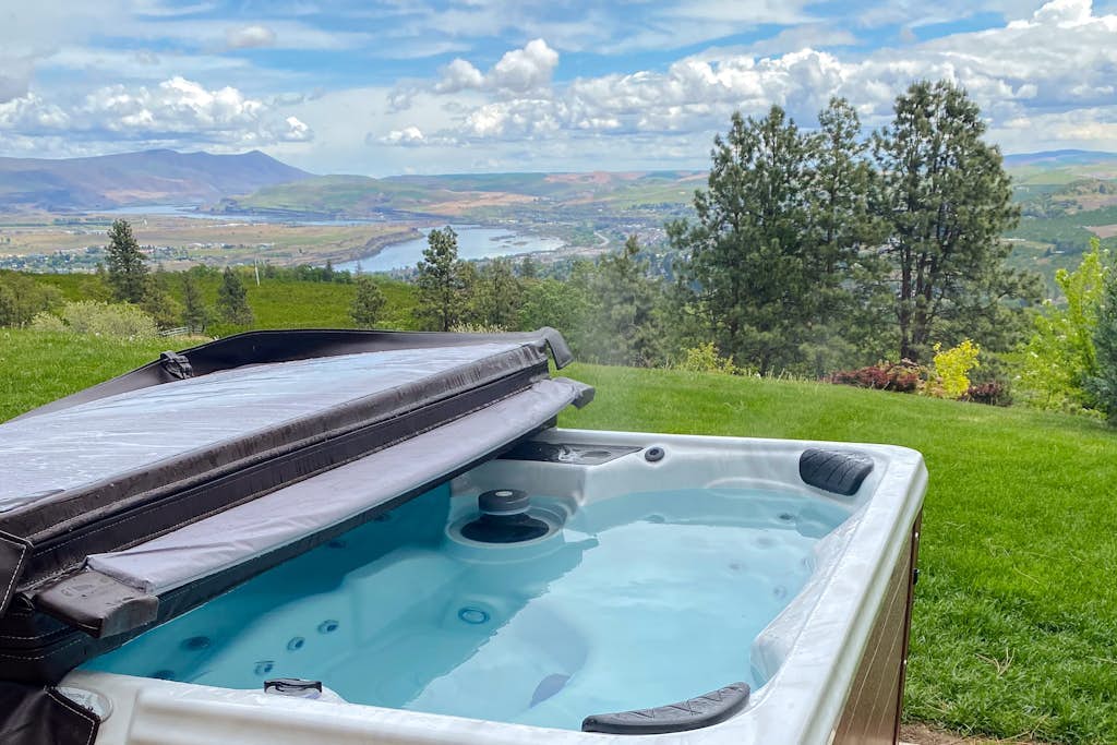 Dog-friendly hilltop estate with fireplace & incredible Columbia River view