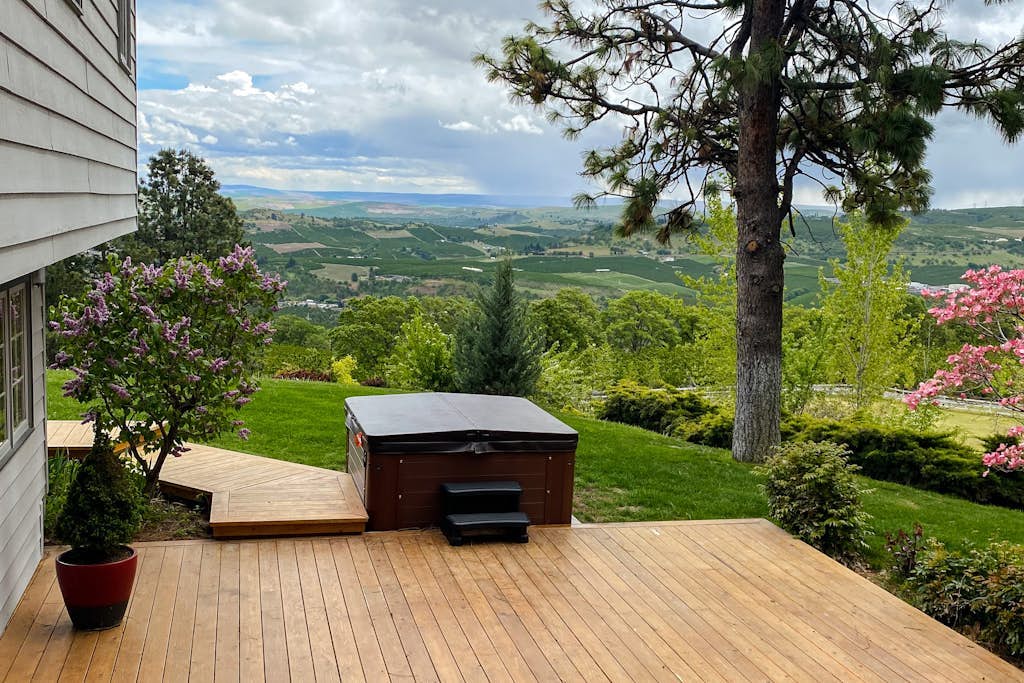 Dog-friendly hilltop estate with fireplace & incredible Columbia River view