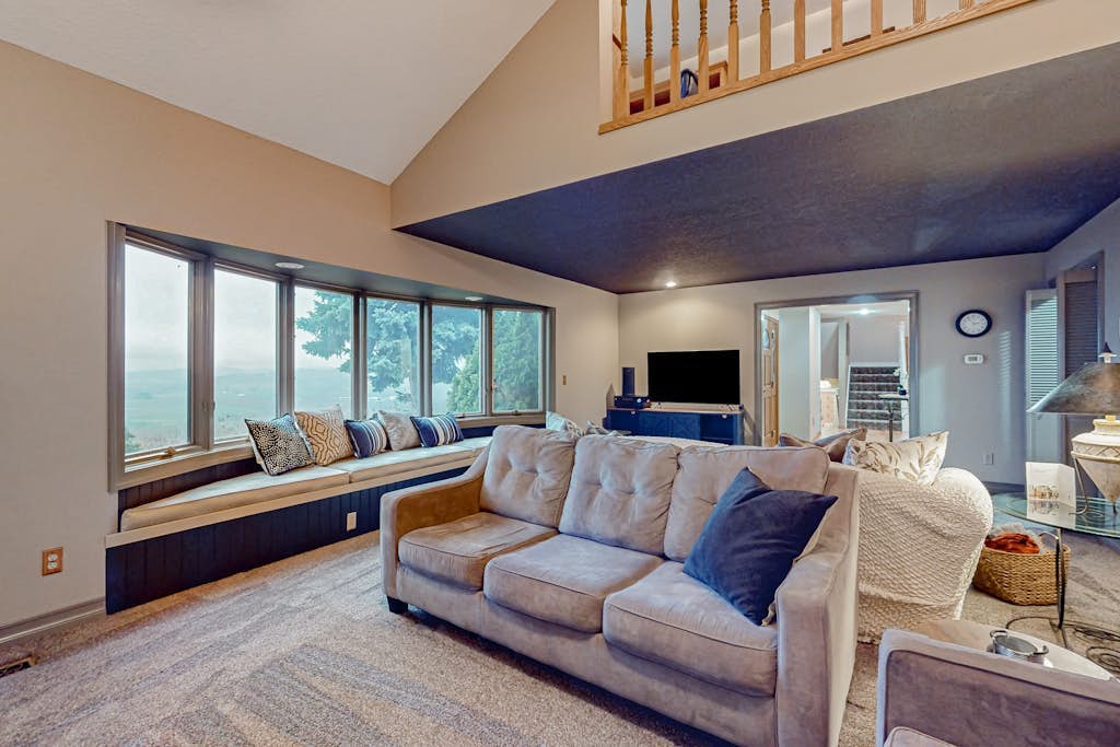 Dog-friendly hilltop estate with fireplace & incredible Columbia River view