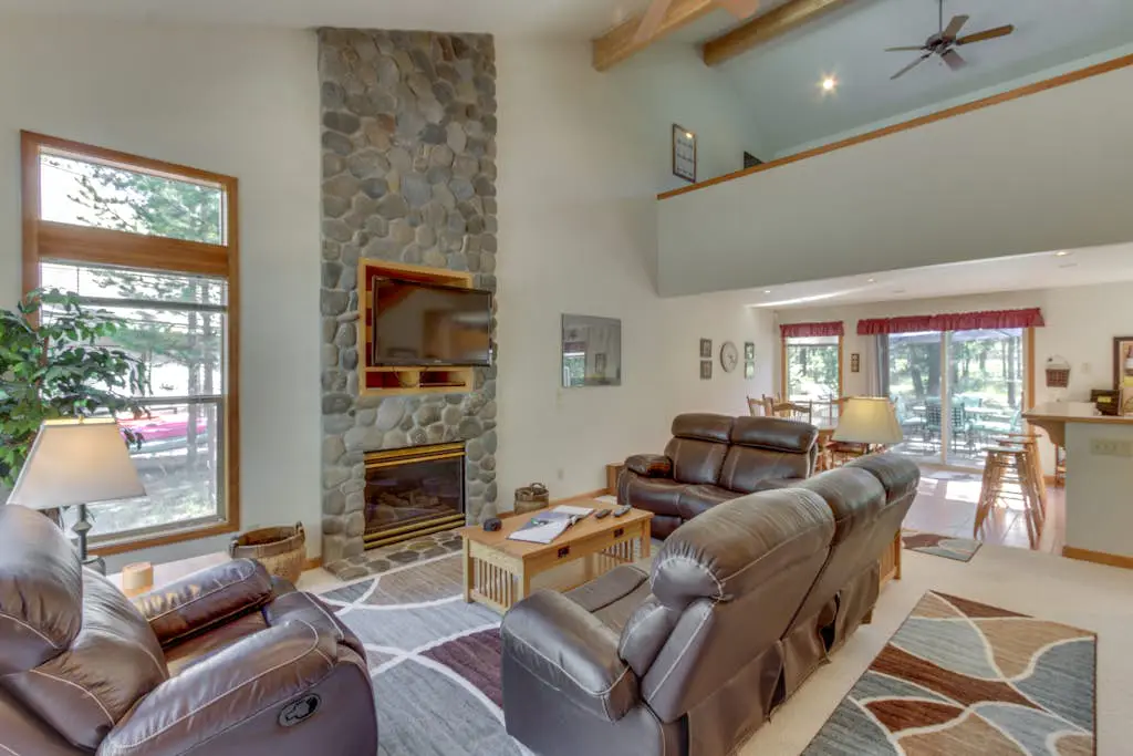 Sweet Sunriver Home with Private Hot Tub, Outdoor Space & Eight SHARC Passes