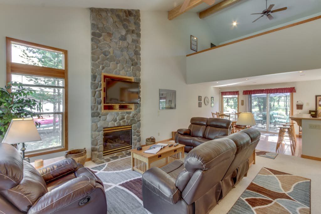 Sweet Sunriver Home with Private Hot Tub, Outdoor Space & Eight SHARC Passes