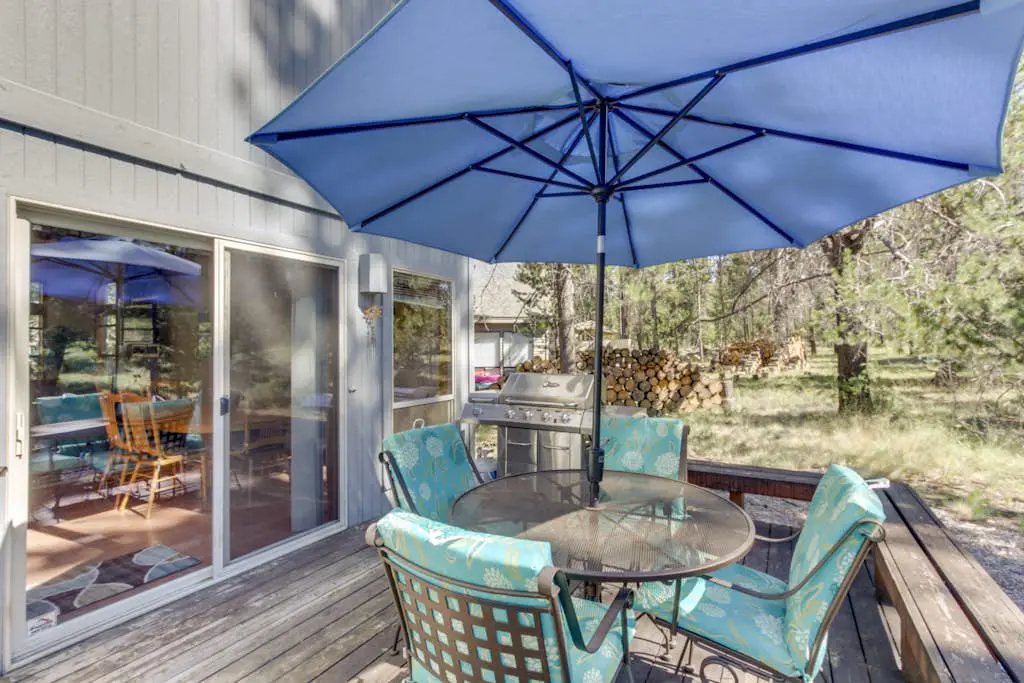 Sweet Sunriver Home with Private Hot Tub, Outdoor Space & Eight SHARC Passes
