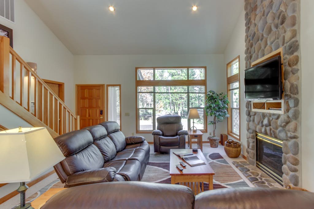 Sweet Sunriver Home with Private Hot Tub, Outdoor Space & Eight SHARC Passes