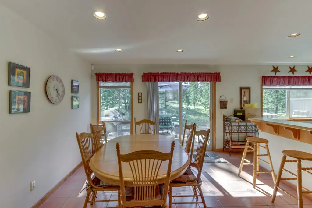 Sweet Sunriver Home with Private Hot Tub, Outdoor Space & Eight SHARC Passes