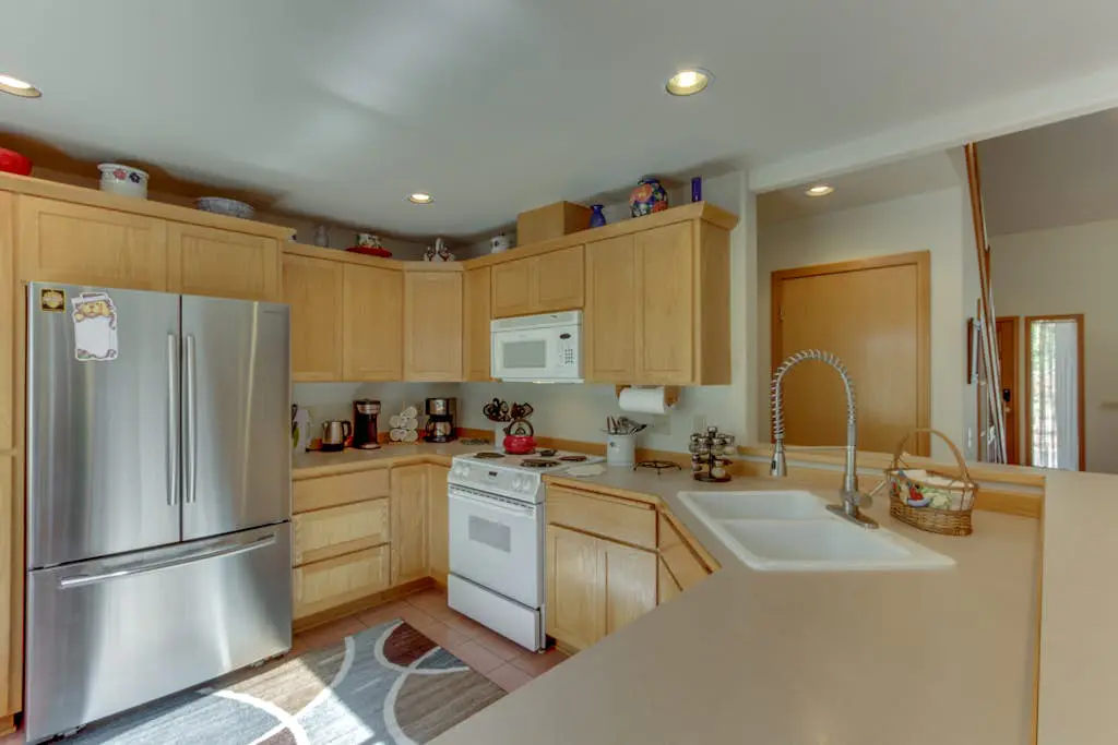Sweet Sunriver Home with Private Hot Tub, Outdoor Space & Eight SHARC Passes