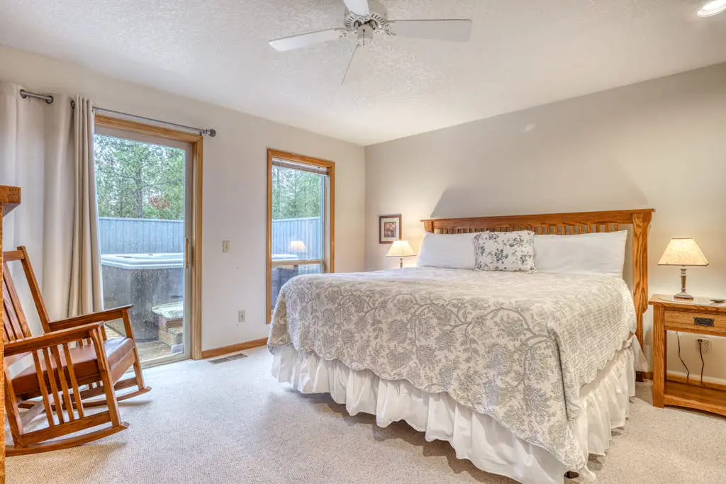 Sweet Sunriver Home with Private Hot Tub, Outdoor Space & Eight SHARC Passes