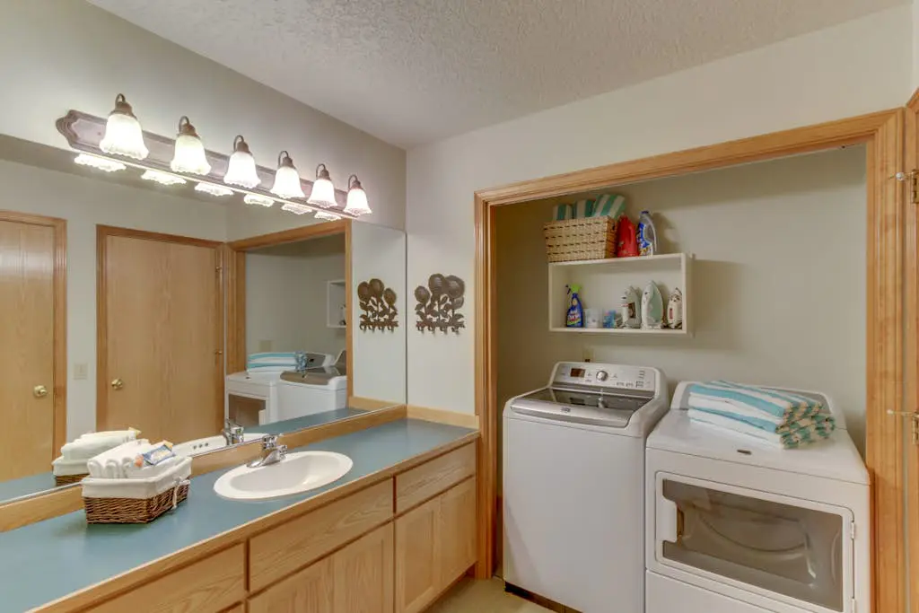Sweet Sunriver Home with Private Hot Tub, Outdoor Space & Eight SHARC Passes