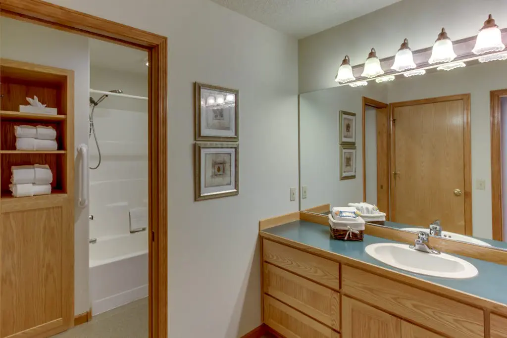 Sweet Sunriver Home with Private Hot Tub, Outdoor Space & Eight SHARC Passes