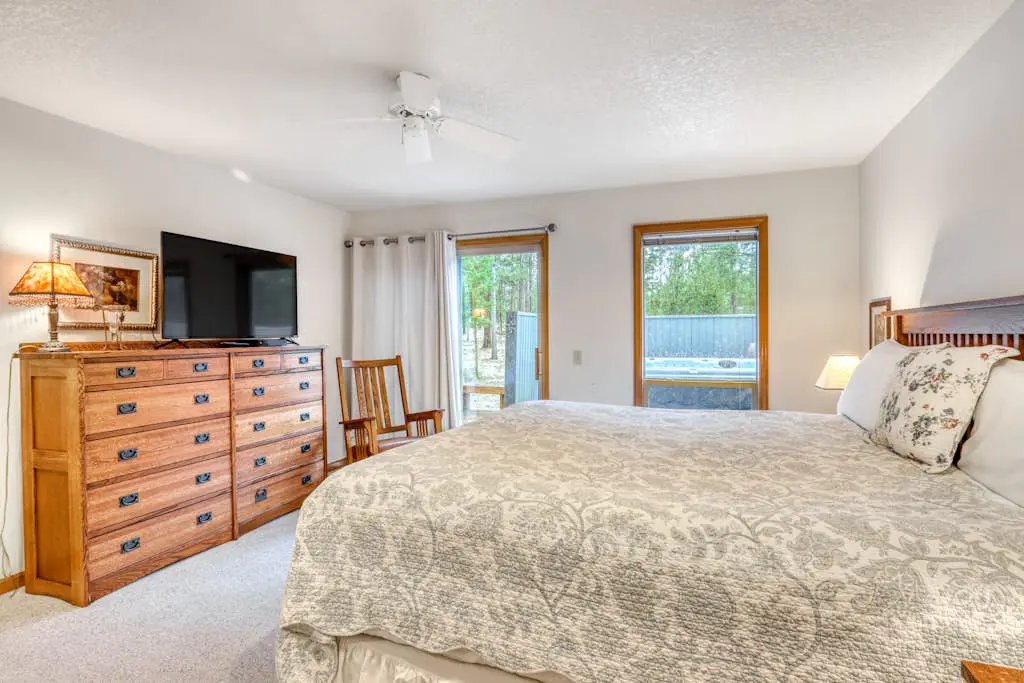 Sweet Sunriver Home with Private Hot Tub, Outdoor Space & Eight SHARC Passes