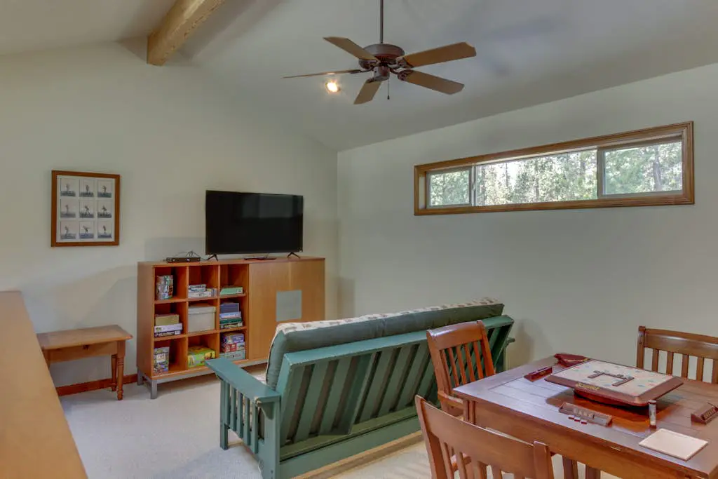 Sweet Sunriver Home with Private Hot Tub, Outdoor Space & Eight SHARC Passes