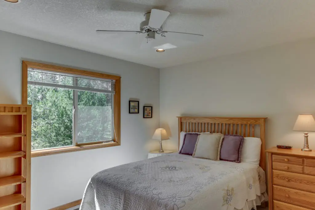 Sweet Sunriver Home with Private Hot Tub, Outdoor Space & Eight SHARC Passes