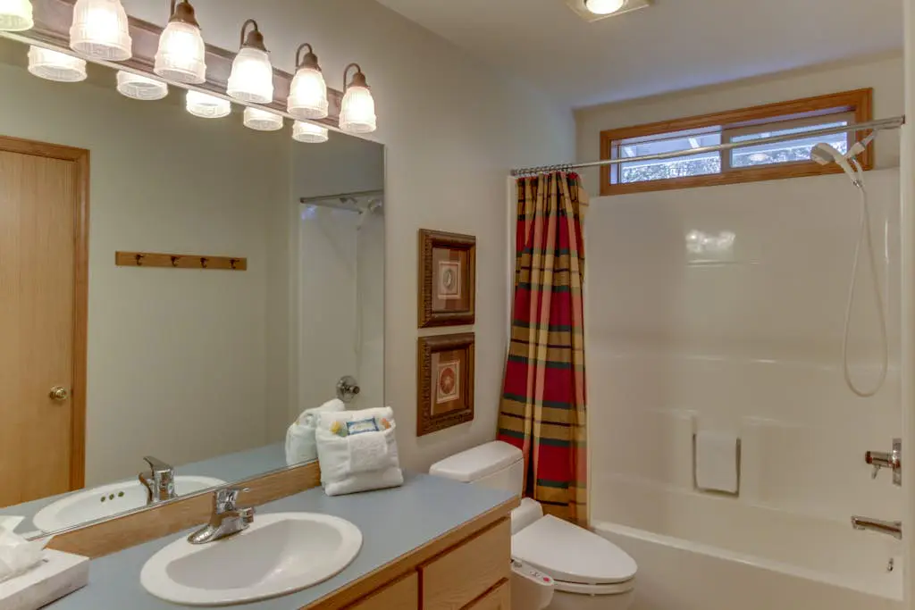 Sweet Sunriver Home with Private Hot Tub, Outdoor Space & Eight SHARC Passes