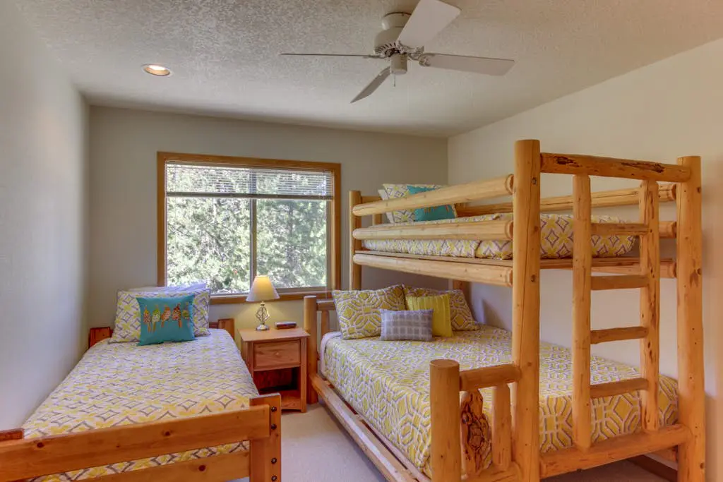 Sweet Sunriver Home with Private Hot Tub, Outdoor Space & Eight SHARC Passes