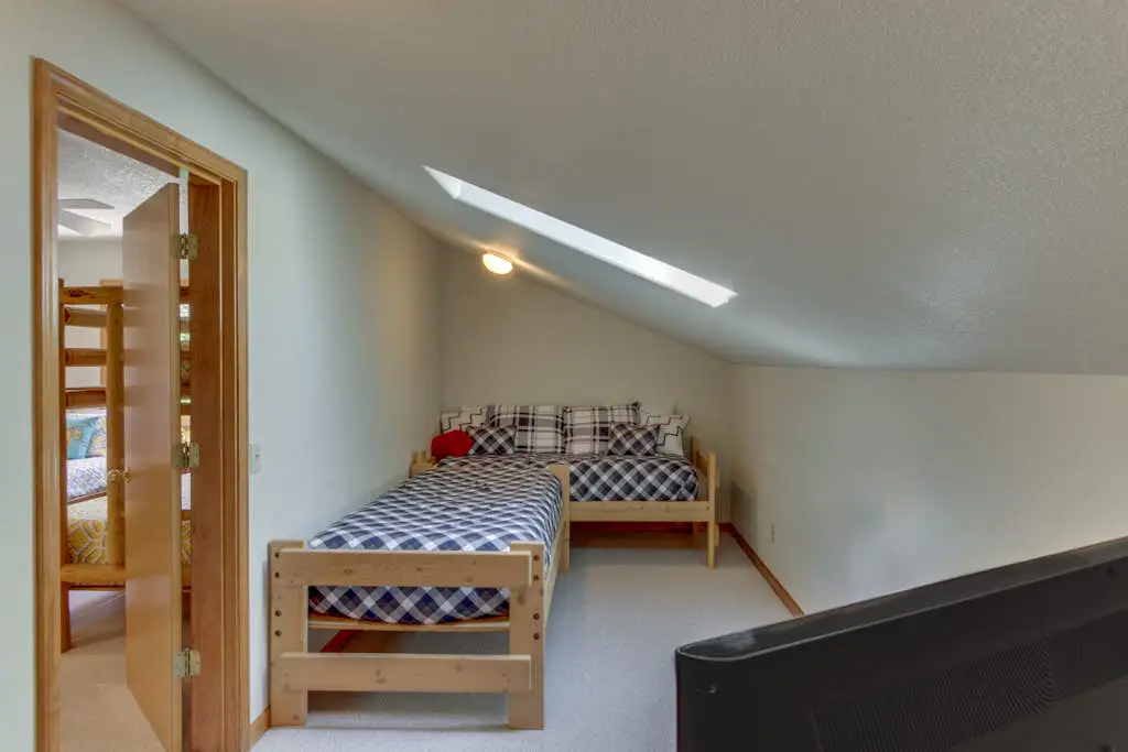 Sweet Sunriver Home with Private Hot Tub, Outdoor Space & Eight SHARC Passes