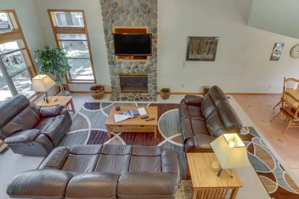 Sweet Sunriver Home with Private Hot Tub, Outdoor Space & Eight SHARC Passes