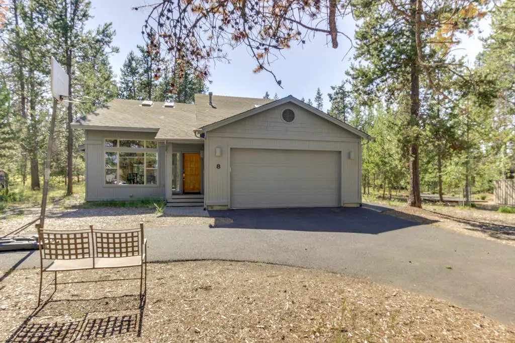 Sweet Sunriver Home with Private Hot Tub, Outdoor Space & Eight SHARC Passes