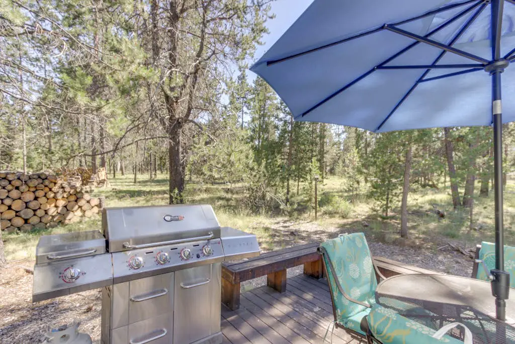 Sweet Sunriver Home with Private Hot Tub, Outdoor Space & Eight SHARC Passes