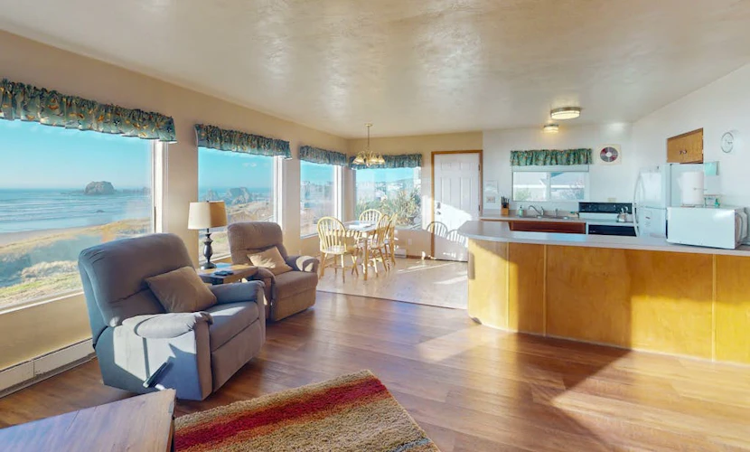 Dog-friendly cottage on the bluff with unobstructed ocean views