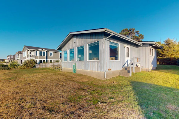 Dog-friendly cottage on the bluff with unobstructed ocean views
