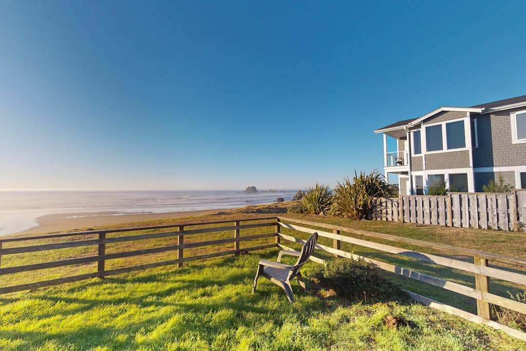 Dog-friendly cottage on the bluff with unobstructed ocean views