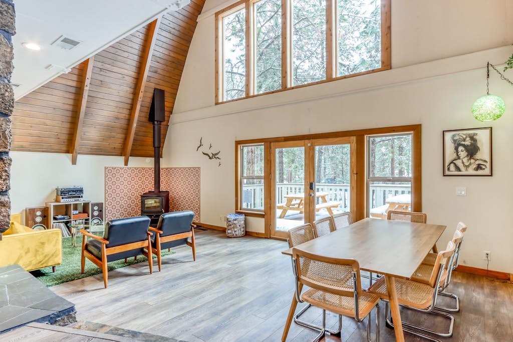 Lovely home by waterfalls with firepit, hot tub & washer&dryer - dog-friendly