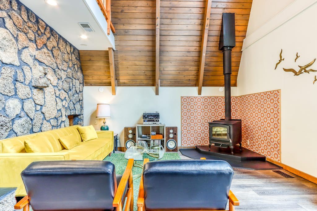 Lovely home by waterfalls with firepit, hot tub & washer&dryer - dog-friendly