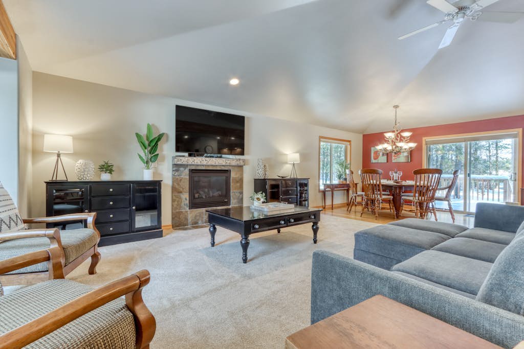 Lovely home near town with private hot tub, scenic deck, W&D, & chic decor