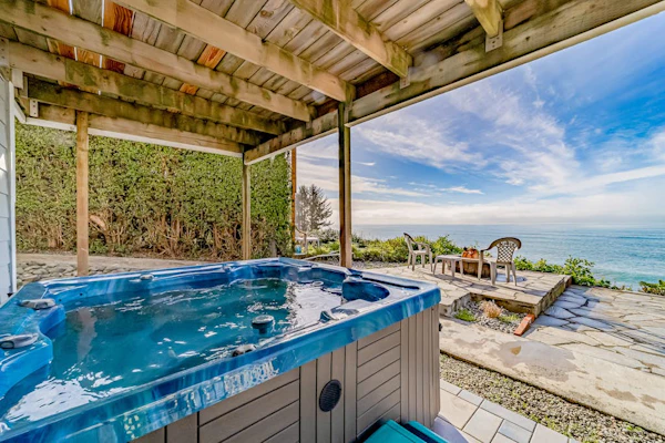 Gorgeous oceanfront estate with amazing views & hot tub - steps to quiet beach