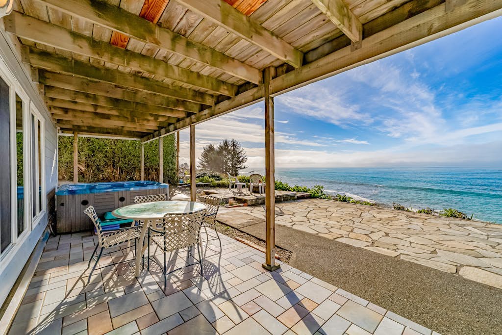 Gorgeous oceanfront estate with amazing views & hot tub - steps to quiet beach