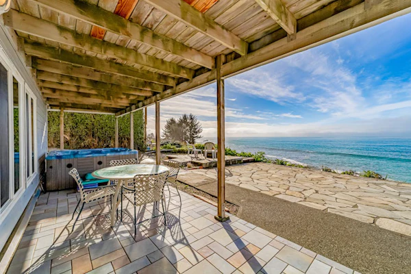 Gorgeous oceanfront estate with amazing views & hot tub - steps to quiet beach