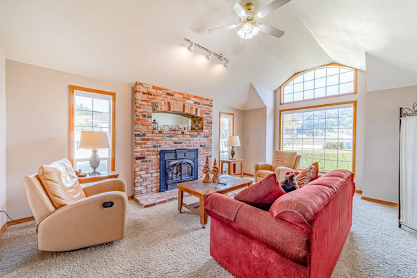 Gorgeous oceanfront estate with amazing views & hot tub - steps to quiet beach