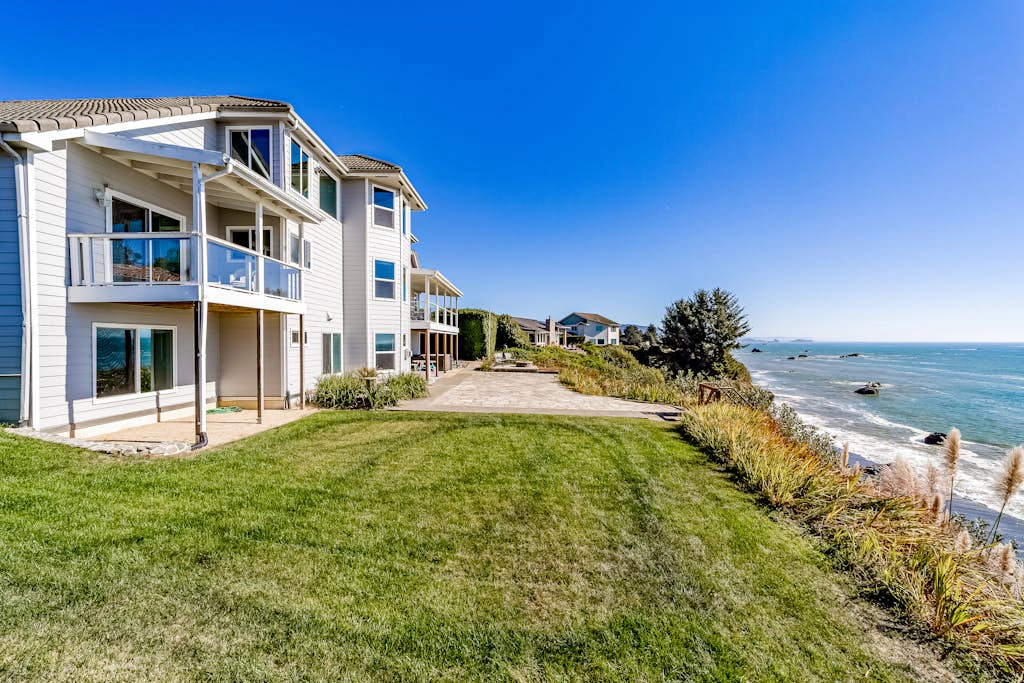 Gorgeous oceanfront estate with amazing views & hot tub - steps to quiet beach