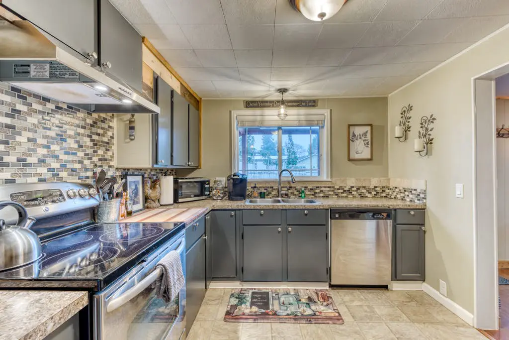 Remodeled, dog-friendly Willamette Valley home with large fenced yard