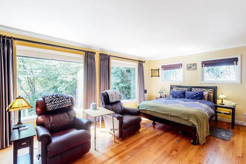Classic, Dog-Friendly Home with Free WiFi, a washer&dryer, & Enclosed Backyard