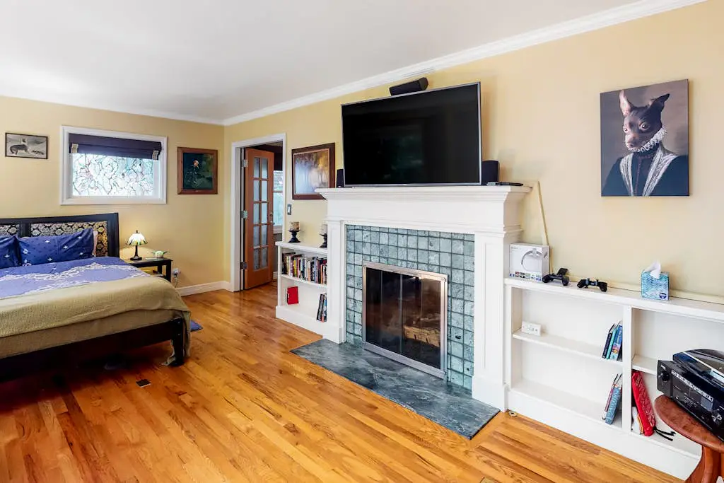 Classic, Dog-Friendly Home with Free WiFi, a washer&dryer, & Enclosed Backyard