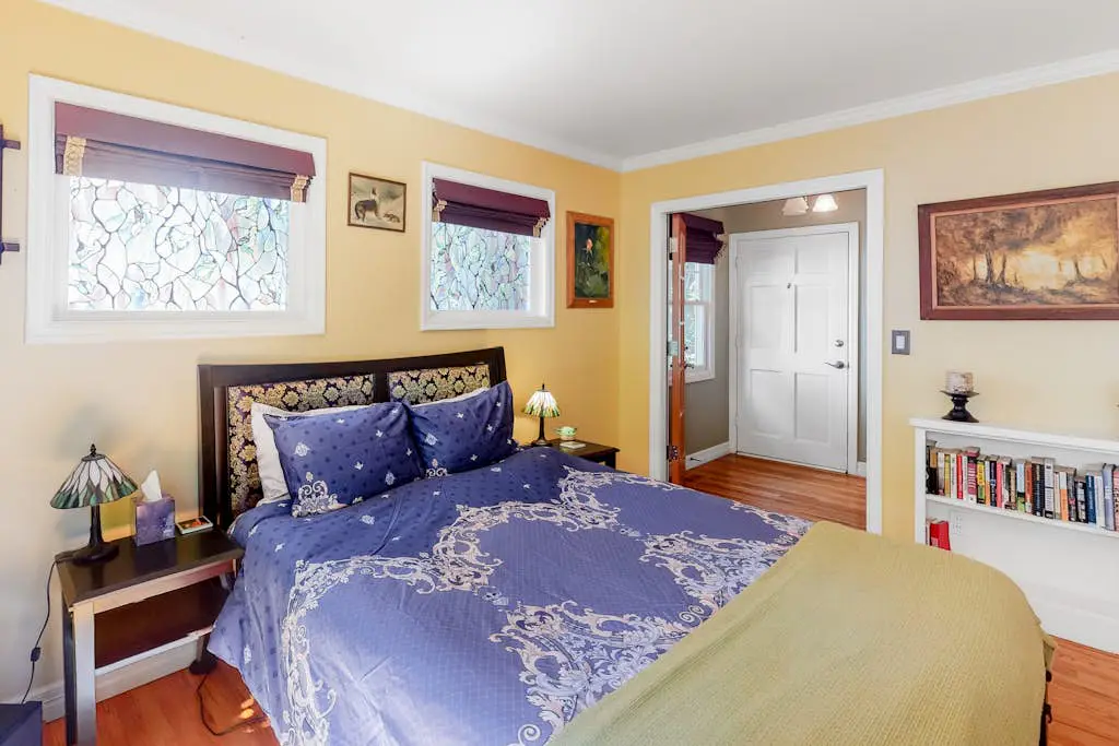 Classic, Dog-Friendly Home with Free WiFi, a washer&dryer, & Enclosed Backyard