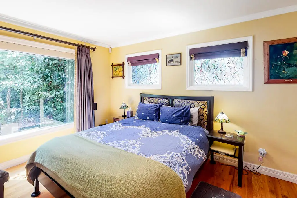 Classic, Dog-Friendly Home with Free WiFi, a washer&dryer, & Enclosed Backyard