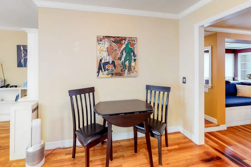 Classic, Dog-Friendly Home with Free WiFi, a washer&dryer, & Enclosed Backyard