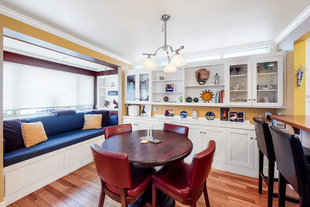 Classic, Dog-Friendly Home with Free WiFi, a washer&dryer, & Enclosed Backyard