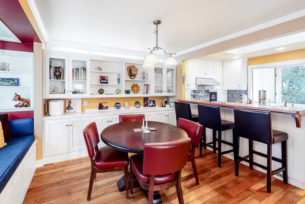 Classic, Dog-Friendly Home with Free WiFi, a washer&dryer, & Enclosed Backyard