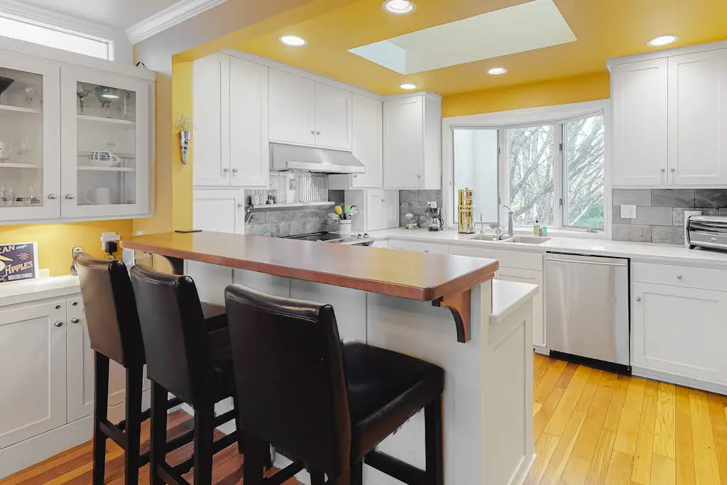 Classic, Dog-Friendly Home with Free WiFi, a washer&dryer, & Enclosed Backyard