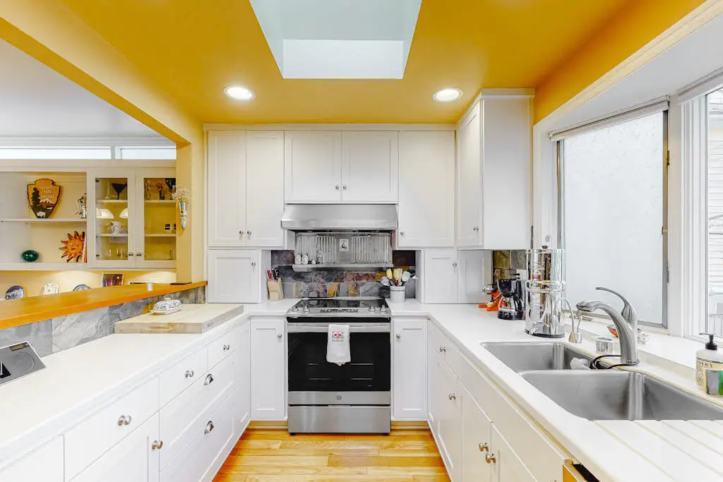 Classic, Dog-Friendly Home with Free WiFi, a washer&dryer, & Enclosed Backyard