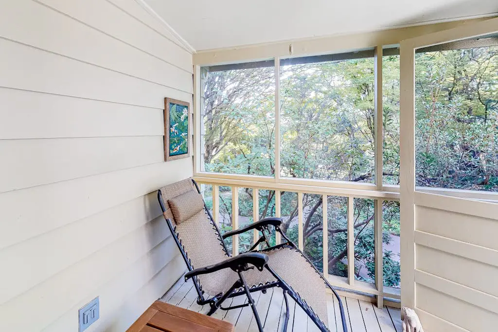 Classic, Dog-Friendly Home with Free WiFi, a washer&dryer, & Enclosed Backyard