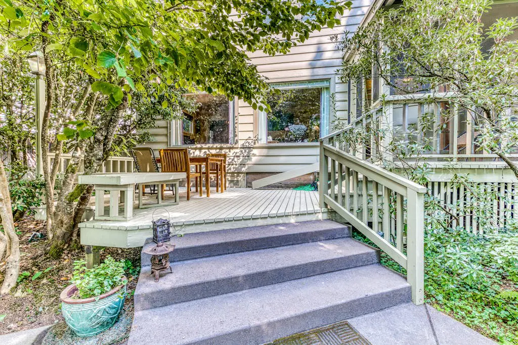 Classic, Dog-Friendly Home with Free WiFi, a washer&dryer, & Enclosed Backyard