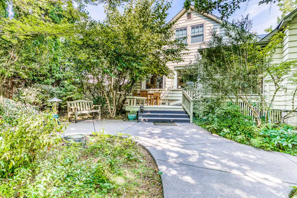 Classic, Dog-Friendly Home with Free WiFi, a washer&dryer, & Enclosed Backyard