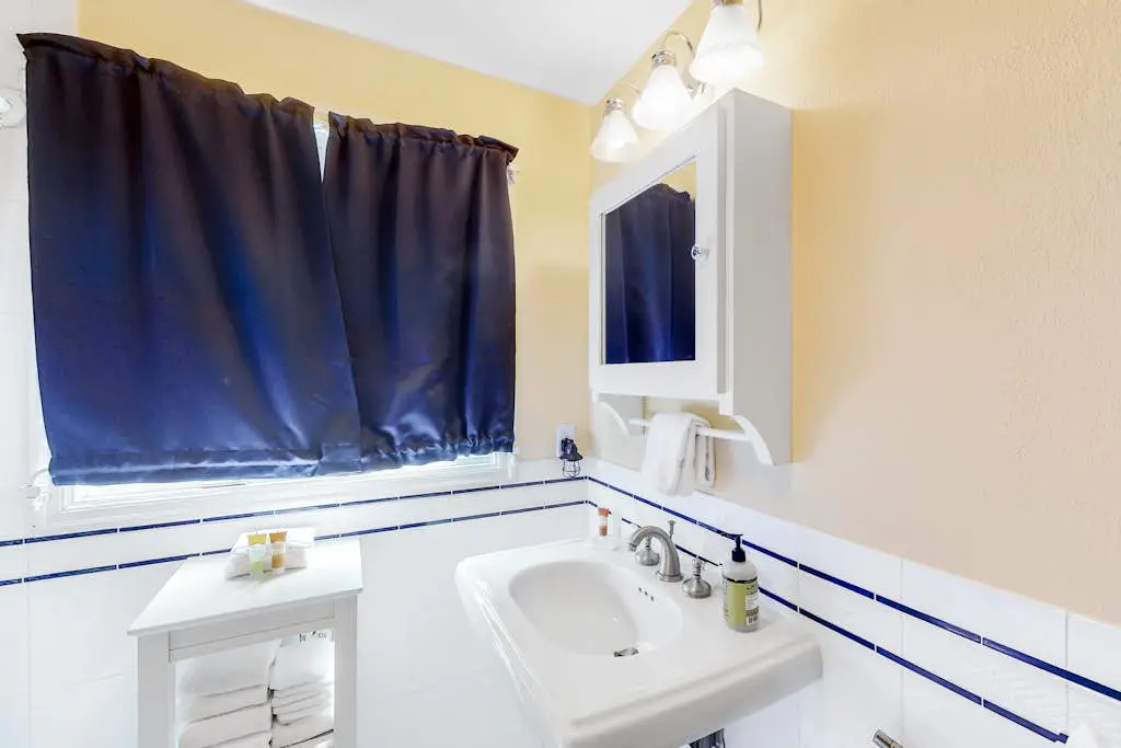 Classic, Dog-Friendly Home with Free WiFi, a washer&dryer, & Enclosed Backyard